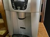 une cafetière posée sur une chaise