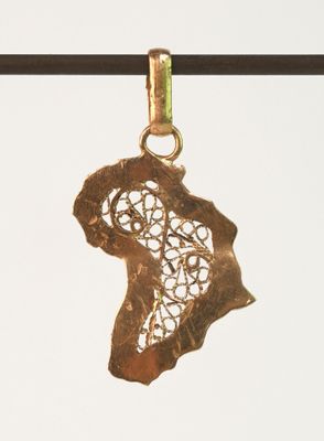 un pendentif plaqué or sur lequel est représentée une carte de l'Afrique