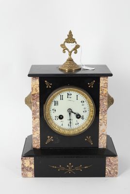 HABERT, Pontoise Pendule borne en marbre noir et laiton