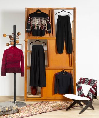 une photo d'un placard contenant des vêtements et une chaise