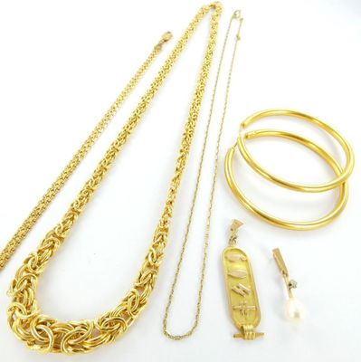 un assortiment de bijoux en or comprenant un collier, un bracelet et une bague