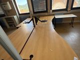 une photo d'une grande salle de réunion avec un bureau et des chaises