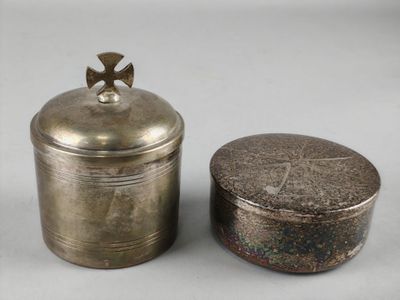 paire de récipients en métal argenté avec couvercles et une croix sur le dessus