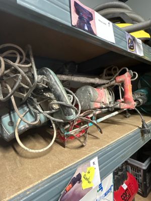 un tas d'outils posés sur une étagère dans un magasin
