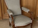 a chair that is sitting in the corner of a room