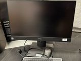 une image représentant un écran d'ordinateur et un clavier posés sur une table