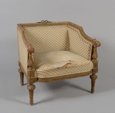 une petite chaise sur laquelle est posé un coussin