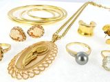 de nombreux bijoux disposés sur une surface blanche