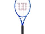 raquette de tennis bleue et noire sur laquelle figure la lettre « u »