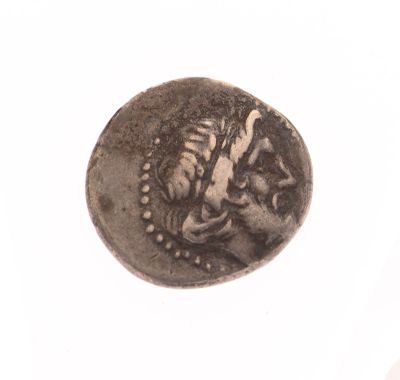 une vieille pièce de monnaie sur laquelle figure l'effigie d'une femme