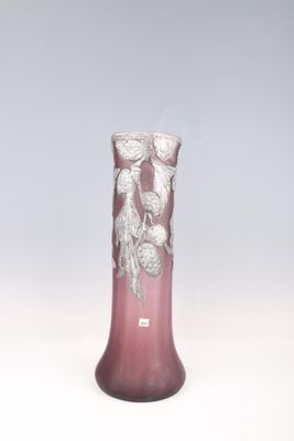 un vase violet orné d'un motif de feuilles