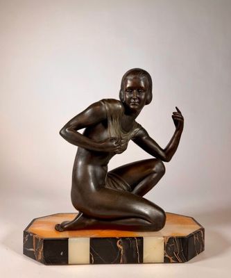 une image représentant une statue en bronze d'une femme assise sur un socle en marbre