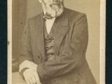 une vieille photo d'un homme barbu en costume et nœud papillon