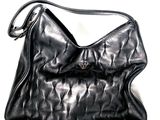une image d'un sac à main noir sur fond blanc