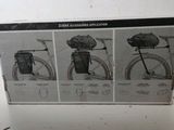 image encadrée représentant un vélo avec un sac fixé à l'arrière