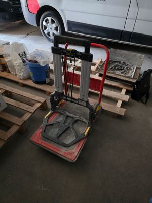 un diable garé dans un garage