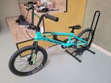 un vélo posé par terre dans la pièce