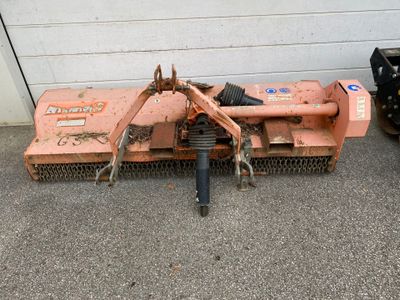 une petite machine posée sur le sol