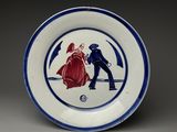 assiette bleue et blanche sur laquelle est représenté un homme et une femme