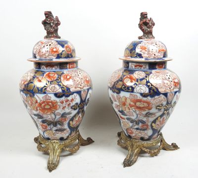 deux vases munis d'un couvercle et ornés de motifs floraux et d'oiseaux