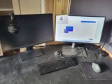 deux écrans d'ordinateur et un clavier sur un bureau