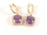 une photo d'une paire de boucles d'oreilles en améthore et en diamant