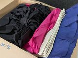 une boîte en carton remplie de vêtements de toutes sortes