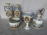 de nombreux types de vases et de bols sur la table