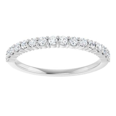 une alliance en or blanc sertie de diamants ronds taille brillant