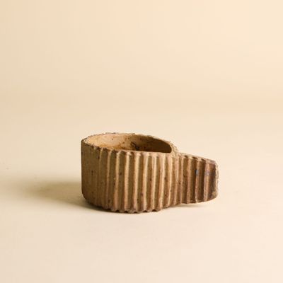 un anneau marron posé sur une surface blanche