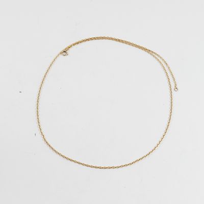 un bracelet en chaîne d'or orné d'un petit cœur