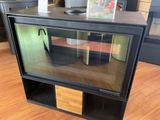 une vitrine en verre surmontée d'une photo
