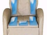 Le fauteuil inclinable est rayé de bleu et de blanc.