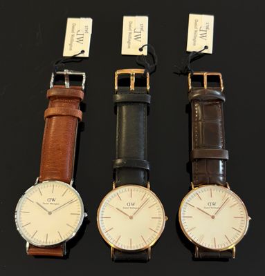 Trois modèles de montres différents sont présentés sur un fond noir