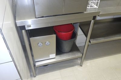 une poubelle et une poubelle posée sur une étagère dans une cuisine