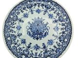 une image représentant une assiette bleue et blanche ornée d'un motif