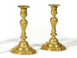 paire de chandeliers anciens en laiton sur fond blanc