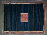 un tapis bleu et orange orné d'un motif carré
