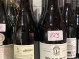 plusieurs bouteilles de vin sont alignées sur une table