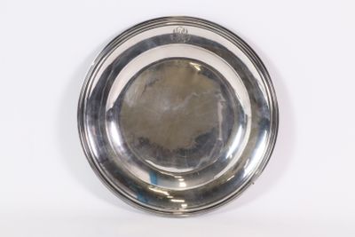 une plaque d'argent sur une surface blanche avec un fond blanc
