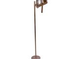 un lampadaire en métal surmonté d'un abat-jour en métal