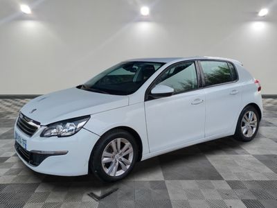 la voiture blanche est garée sur un carrelage à carreaux