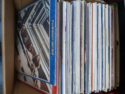 beaucoup de livres dans une boîte sur l'étagère