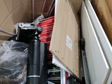 une boîte en carton remplie d'objets hétéroclites