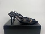 une paire de chaussures à talons hauts noires posée sur une boîte noire