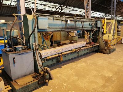 une grande machine qui se trouve dans un entrepôt