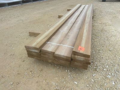plusieurs morceaux de bois sont empilés les uns sur les autres dans la terre