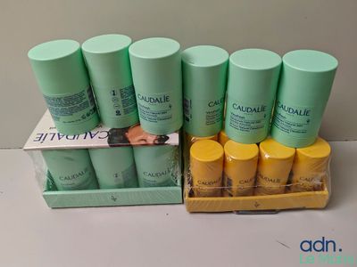 six flacons de lotion posés sur une table