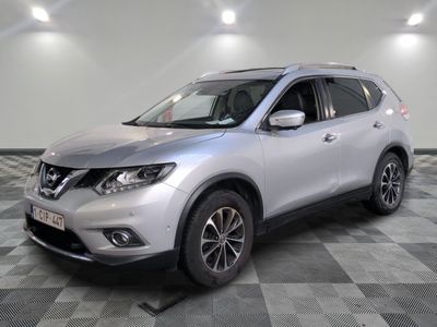 le suv argenté de nissan est garé sur un carrelage à carreaux