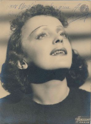 une photo en noir et blanc d'une femme les yeux fermés